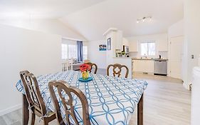 Main Floor Suite, 3 Bdr, 4Bd Spacious And Cozy